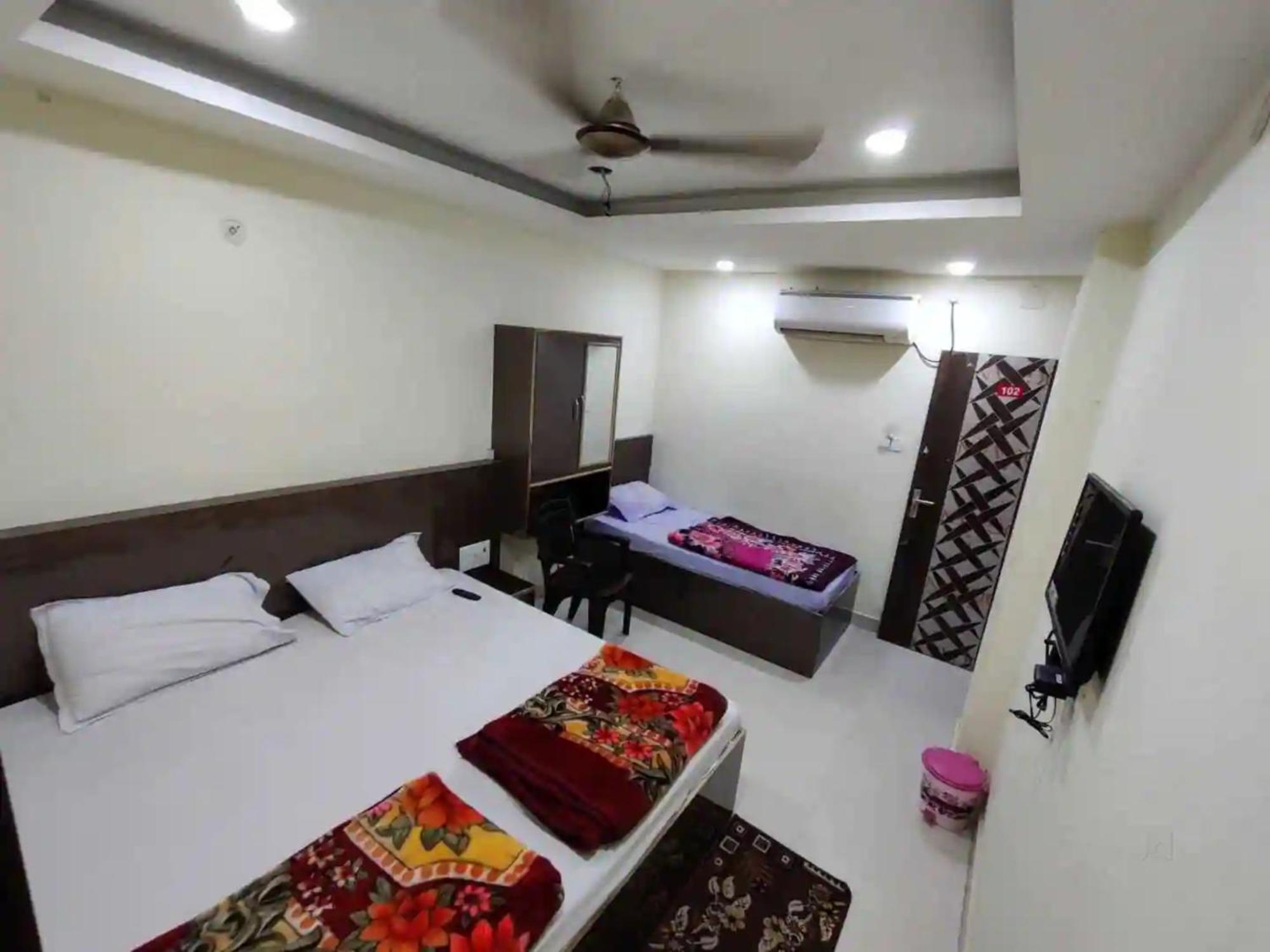 Hotel Swastik Guest House Varanasi - Perfect Location And Comfortable Room Luaran gambar